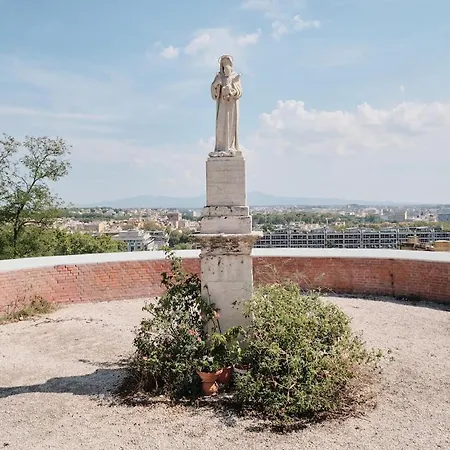 Apartment Exclusive Hideaway With Patio In The Heart Of *